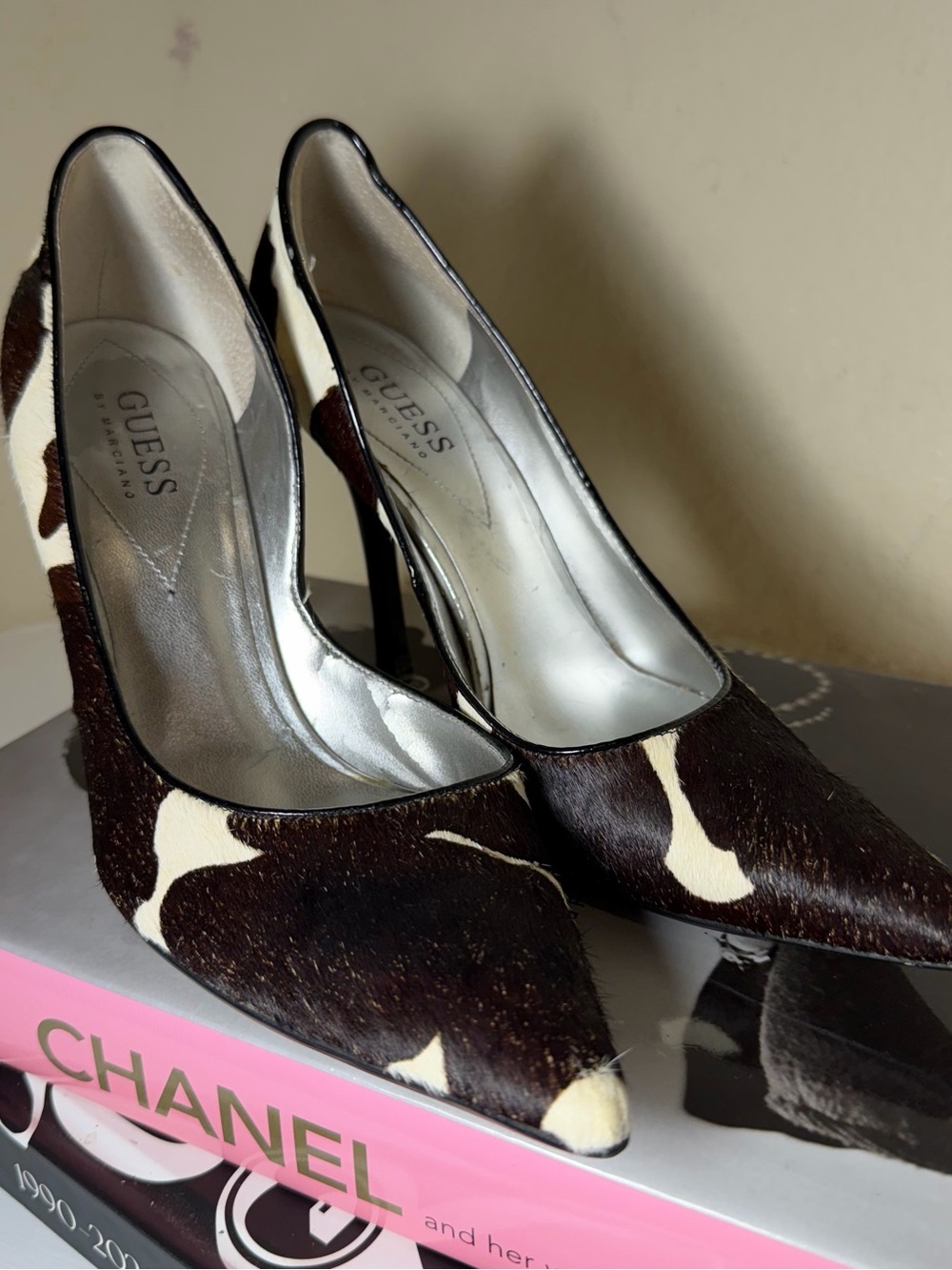GUESS by Marciano Cow Print Pony Hair Pointed Toe Pumps – Size 6.5M